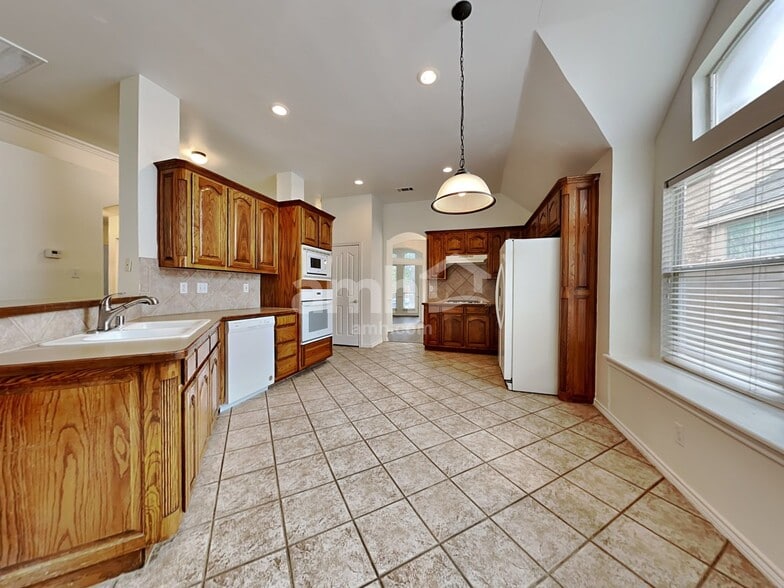 Building Photo - 6308 Fall River Dr