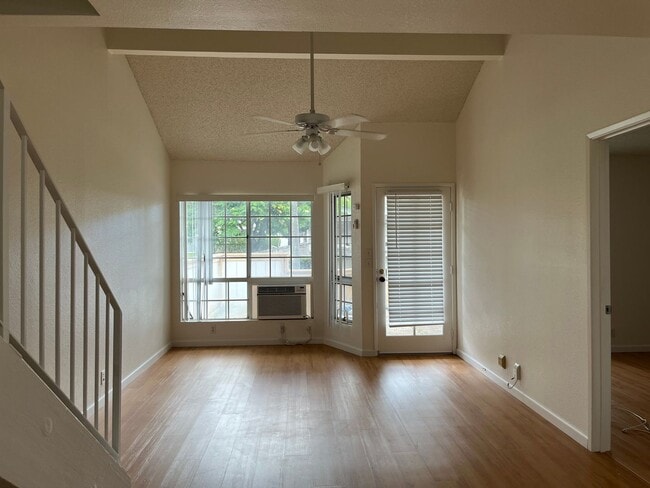 Building Photo - Crosspointe Townhouse - 2 bedrooms, 2 bath unit w/2 parking stalls - Avail 4/1/26