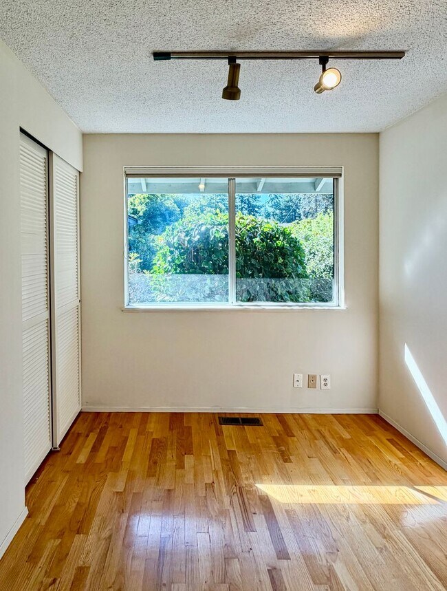 Building Photo - 4 Bed / 2.5 Bath Bellevue rambler $4,095/month