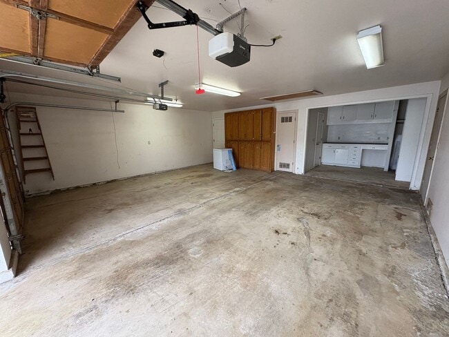 Building Photo - Entertainer delight rental home located in ''The Lakes'' subdivision Coming soon *Private Showing...