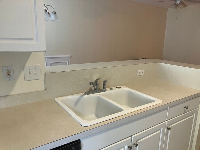 Building Photo - 3BR / 2.5BA @ Westbury Park