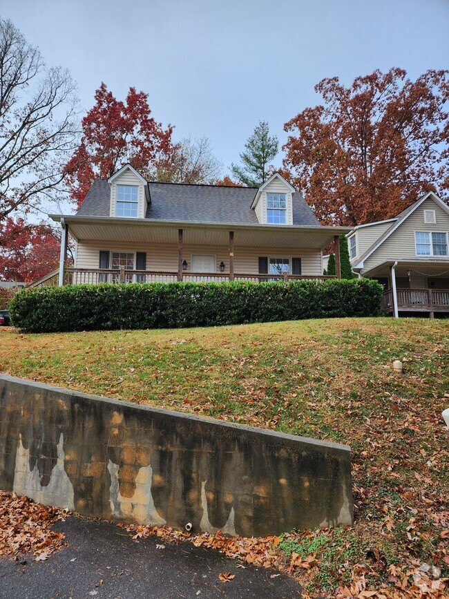 Building Photo - Asheville Rental!