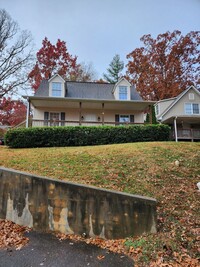 Building Photo - Asheville Rental!