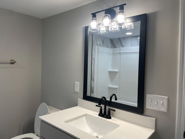 Building Photo - Beautiful Renovated 4 Bedroom Home For Rent With a Large Bonus Room!