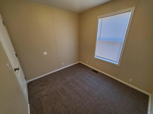 Building Photo - 10 Swallow Ct