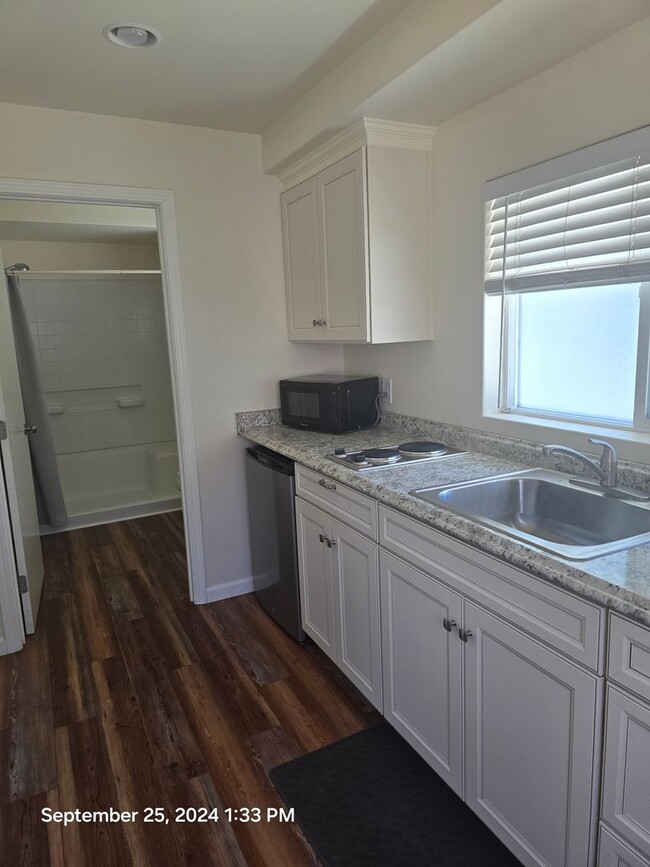 Building Photo - 995 S Main St