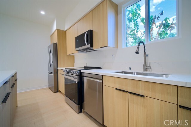 Building Photo - 257 S Ave 54