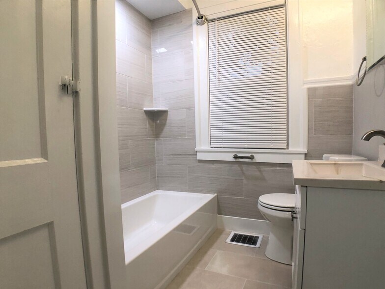 Bathroom - 5346 Hillcrest St
