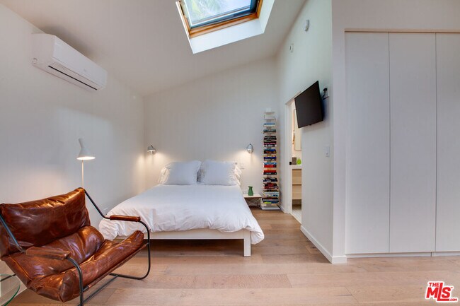 Building Photo - 927 1/2 Victoria Ave