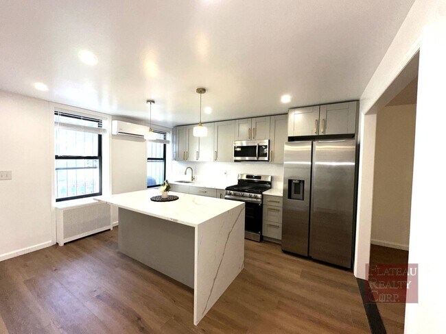 Building Photo - 364 Marion St