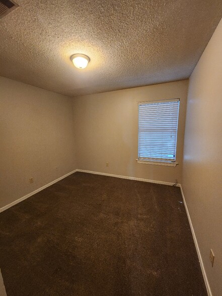 Building Photo - 8180 Stonebrook Dr