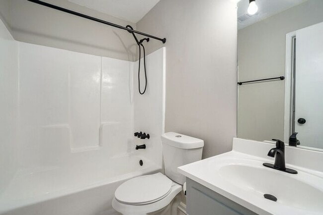 Building Photo - Renovated End Unit Townhome in Snellville!