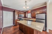 Building Photo - Available August 2026! 4 Bed, 3 Bath in Ho...