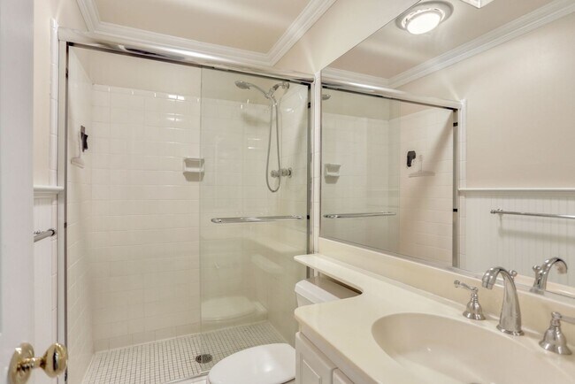 Building Photo - 2 Bed 2 Bath - Bethesda Condo - Large Outd...