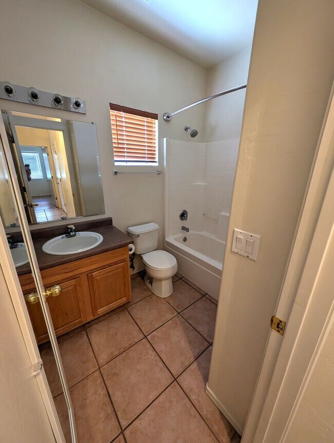 Building Photo - Convenient Tucson Eastside Home with 3 bed...