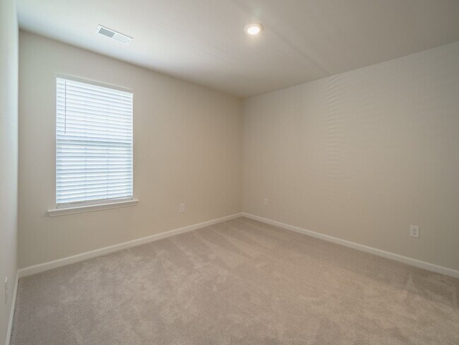 Building Photo - Very New 5 Bedroom 3 full baths in Steele Creek