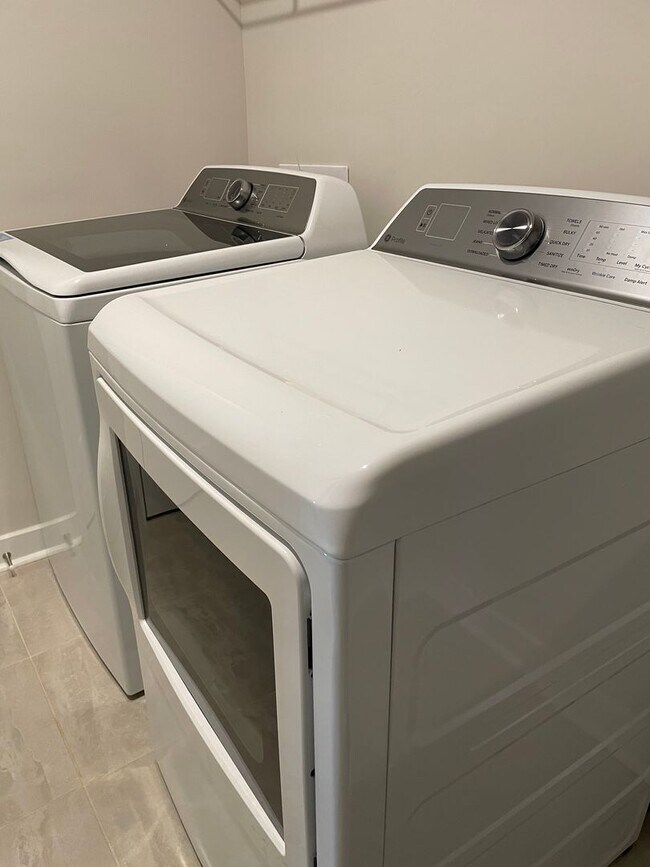 Building Photo - 3 Bedroom 2 Bath Home in Middle Creek Vill...