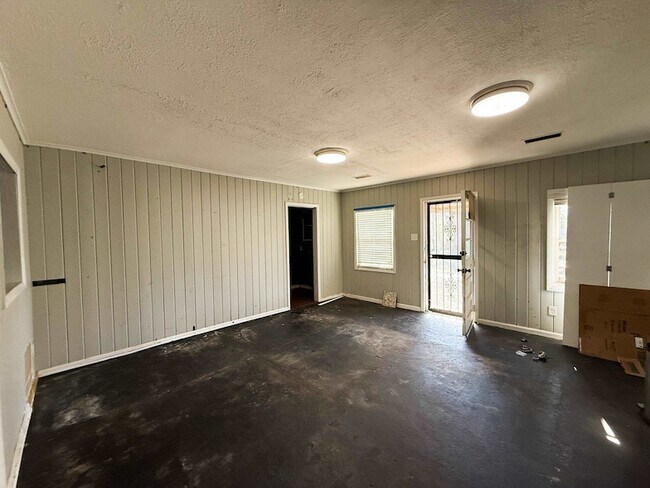 Building Photo - 1027 Waring Rd