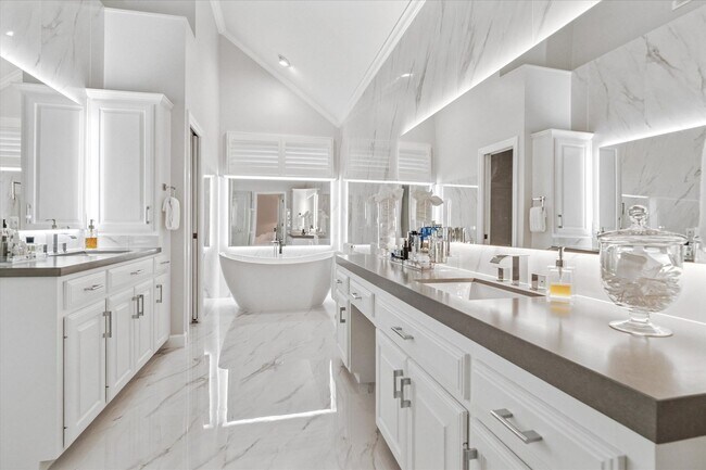 Building Photo - Incredible 4-Bedroom