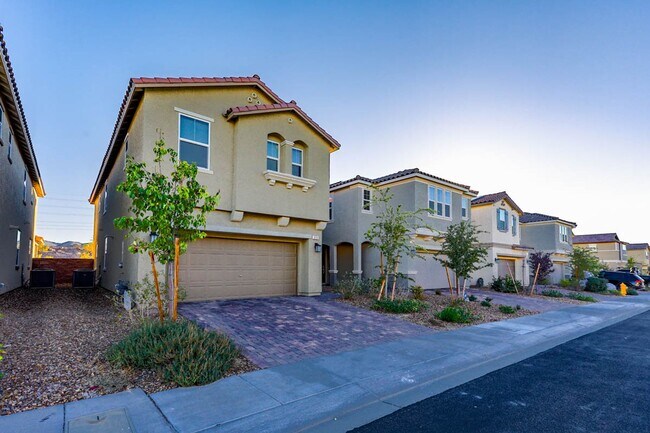 Building Photo - INSPIRADA BEAUTY WITH BED AND FULL BATH ON 1ST FLOOR