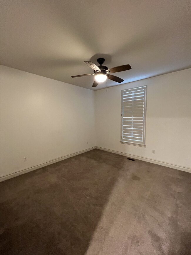 Building Photo - 5974 Robinson Ln