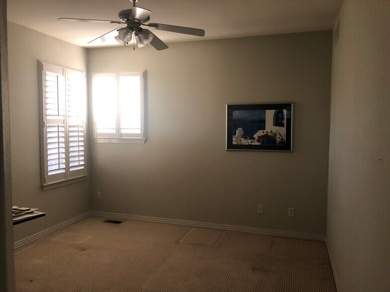 Private 2nd floor bedroom - 16909 W 63rd Ln