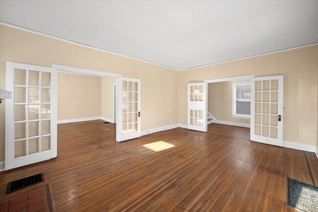 Building Photo - Spacious 4BR/2BA Home with Hardwood Floors Throughout!