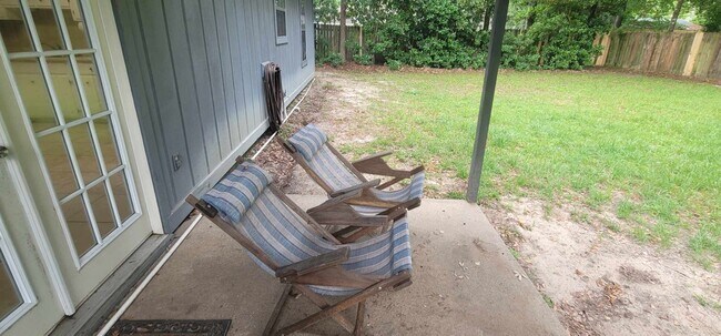 Building Photo - CHARMING SE 3/1.5 w/ Garage, Washer/Dryer, Large Privacy Fenced Yard, & Tile Floors Throughout! A...