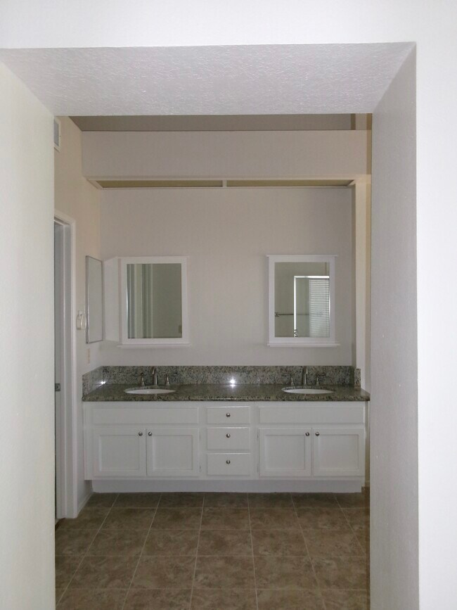 Building Photo - 17 Sarena