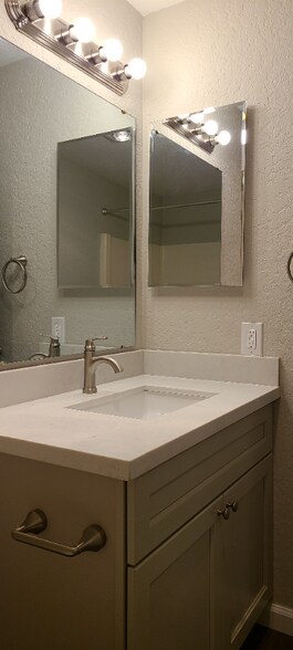 Building Photo - 1625 Kent Des Moines Rd