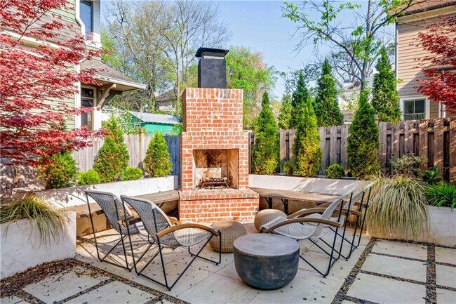 Building Photo - 582 St Charles Ave NE