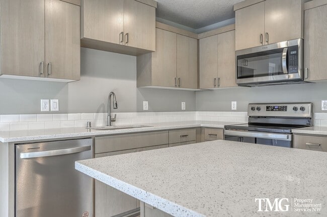 Building Photo - Gorgeous End Unit Townhome w/ 3 Bedroom 2.5 Bath!