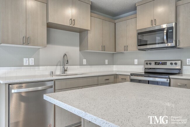 Building Photo - Newer Townhome in Minnehaha w/ 3 Bedroom 2.5 Bath!