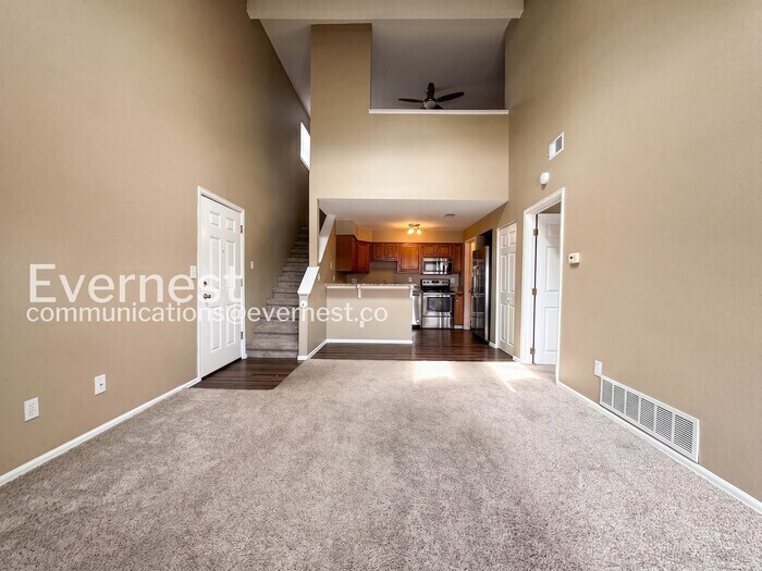 Building Photo - 12043 W Cross Dr
