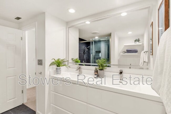 Building Photo - 690 Glasgow Cir