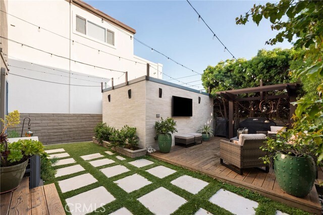 Building Photo - 330 28th St