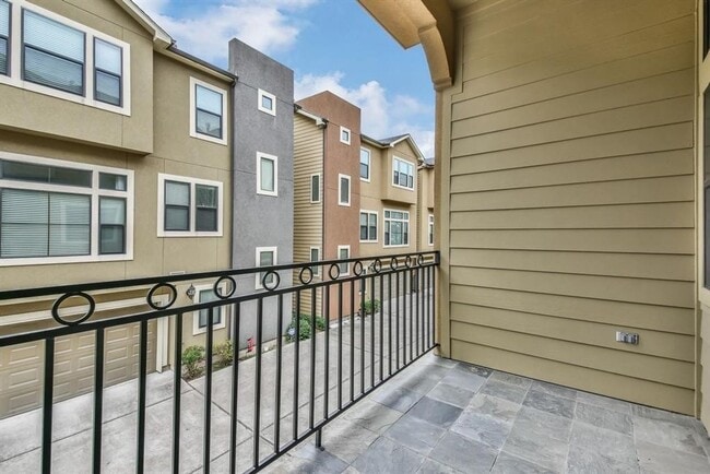 Building Photo - Gorgeous Contemporary Three Bedroom!