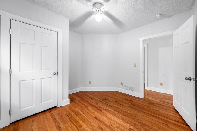 Building Photo - 1378 1/2 Indianola Ave