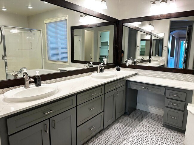 Building Photo - HIGHLY DESIRABLE AND SPACIOUS HOME FULLY EQUIPPED WITH SOLAR PANELS + LANDSCAPING INCLUDED