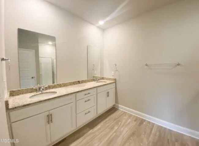 Master bath - 5490 Overland Dr