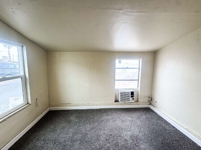 Building Photo - For Rent: 1-bedroom, 1-bathroom home in Yuma