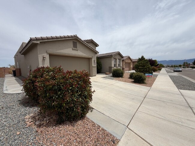 Building Photo - Luxury Single Story 3 Bedroom Plus Office / Sitting Room Recent Construction Available in Exclusi...