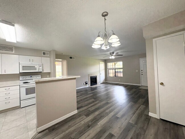 Building Photo - 1/1 Condo in Gated Lakefront Community of Altamonte Springs!