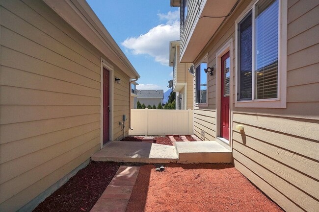 Building Photo - 2424 St Paul Dr