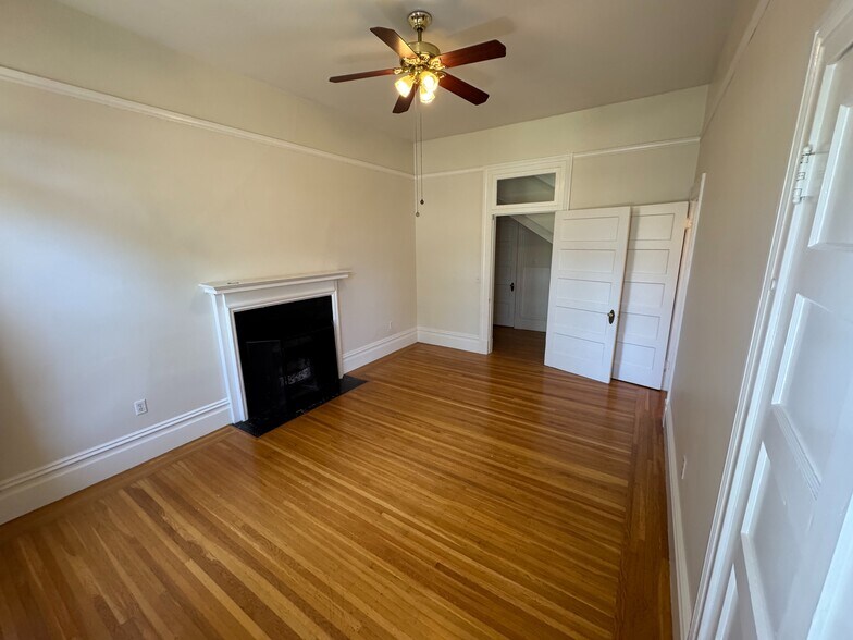 Building Photo - 627 Rose Ave
