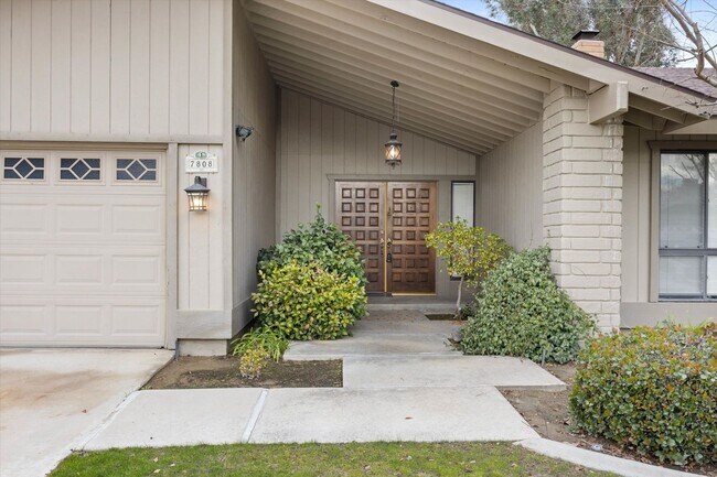 Building Photo - Beautiful Laurelglen Home with Lush Landscaping!