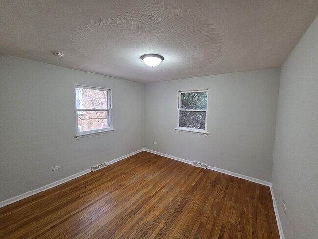 Building Photo - 1311 Kenmore Ave