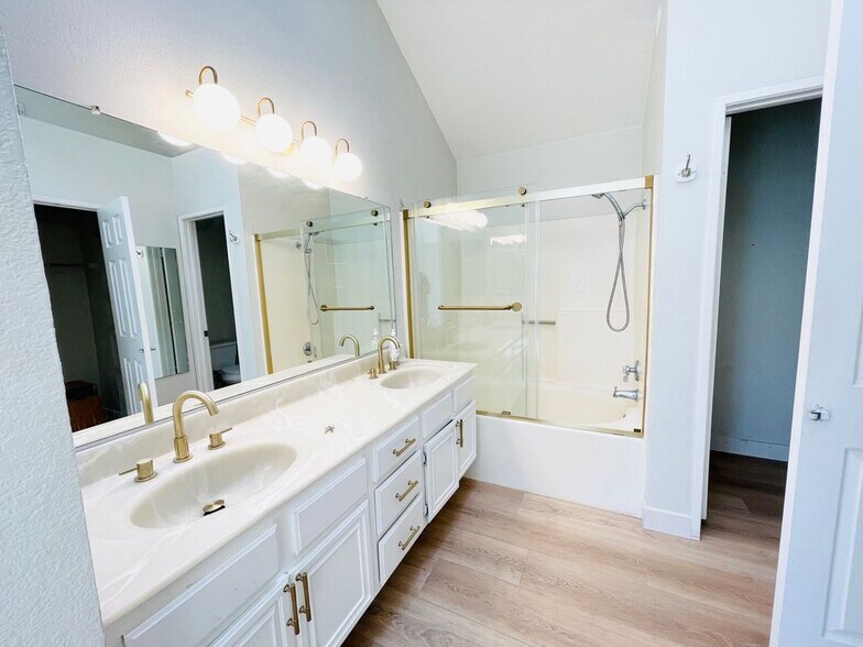 Building Photo - 440 Yellowstone Cir