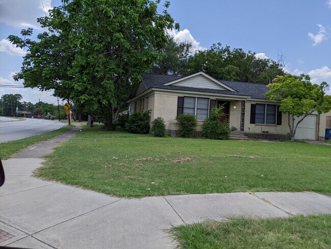 Building Photo - 2926 Larry Dr