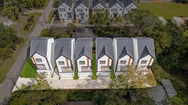 Building Photo - 905 Woodcrest Dr